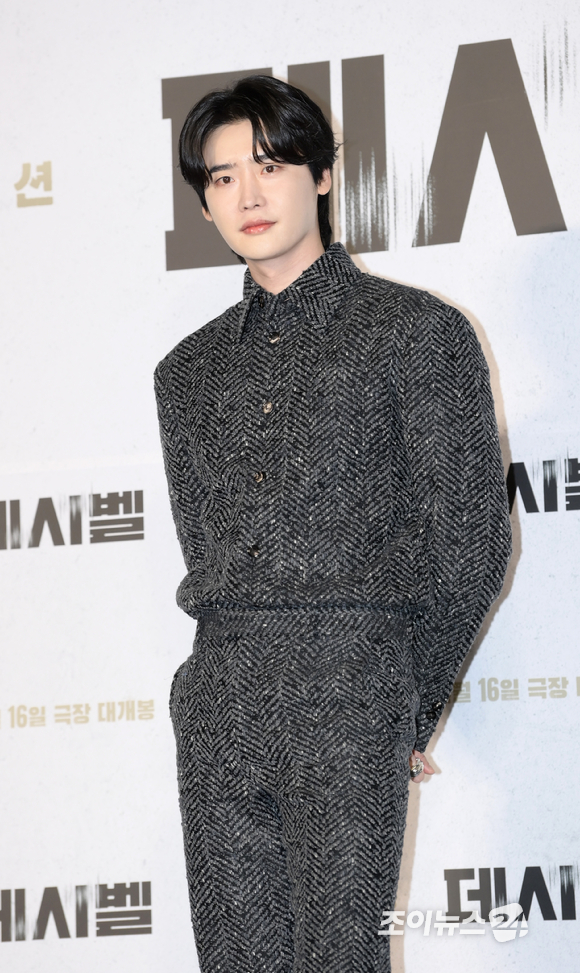 컬렉티브 포스터